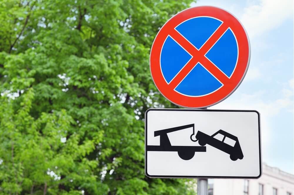 Towing road sign